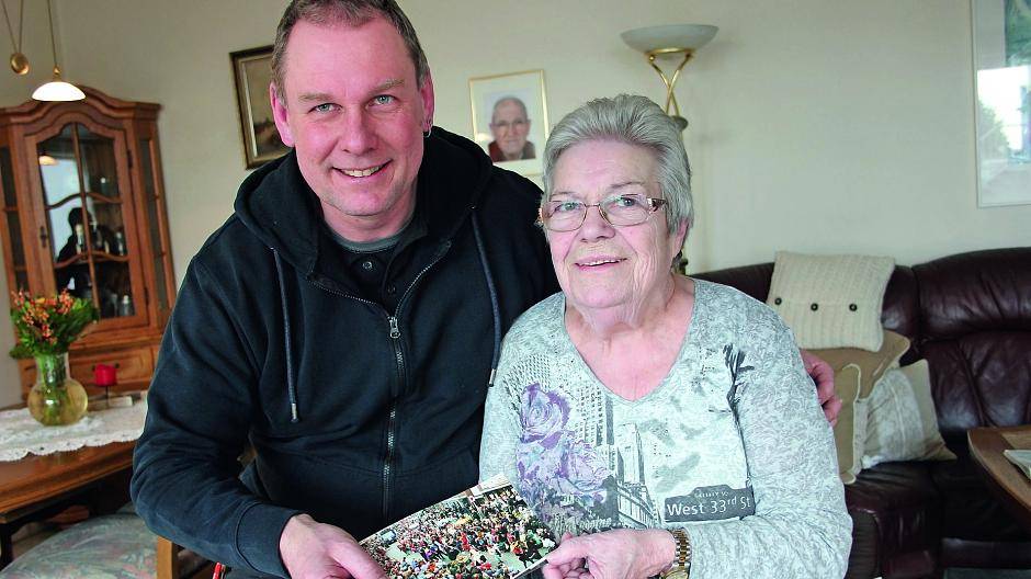  Mit Stefan Pitzer kramte Irmgard Deutmarg in alten Fotokisten. Im Hintergrund: Ihr verstorbener Mann Wilfried. Foto: schrö 