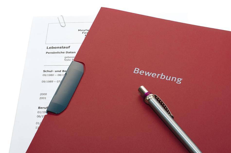  Um einen guten ersten Eindruck zu hinterlassen, sollten Schulabgänger besonderen Wert auf die Bewerbungsunterlagen legen. 