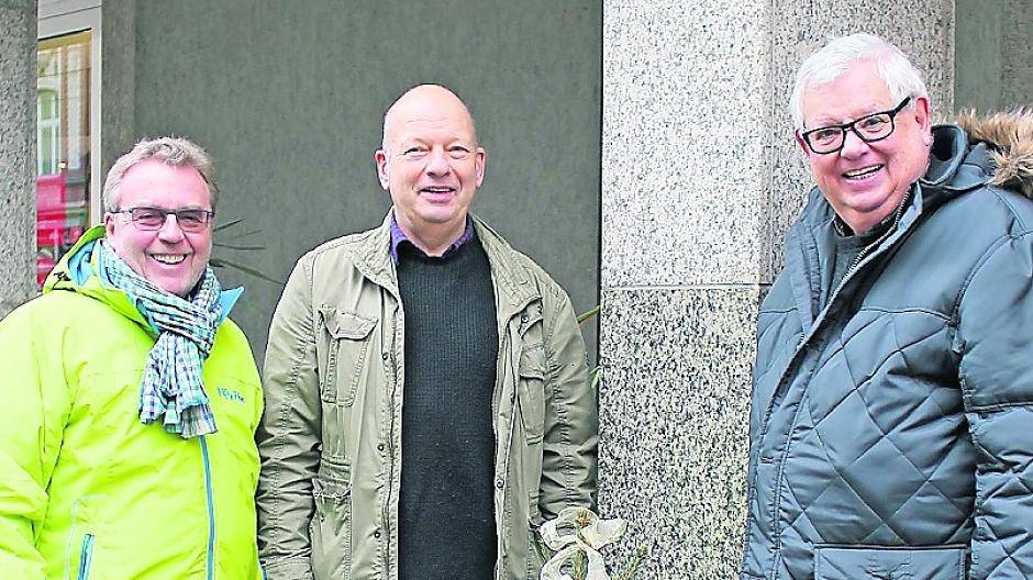  Klaus Vorgang von Pro Düsseldorf (v.l.), Bernd Mathea von der Interessengemeinschaft Flingern e.V. und Ingo Lentz, ebenfalls von Pro Düsseldorf, mit einem der 52 Weihnachtsbäumchen.  