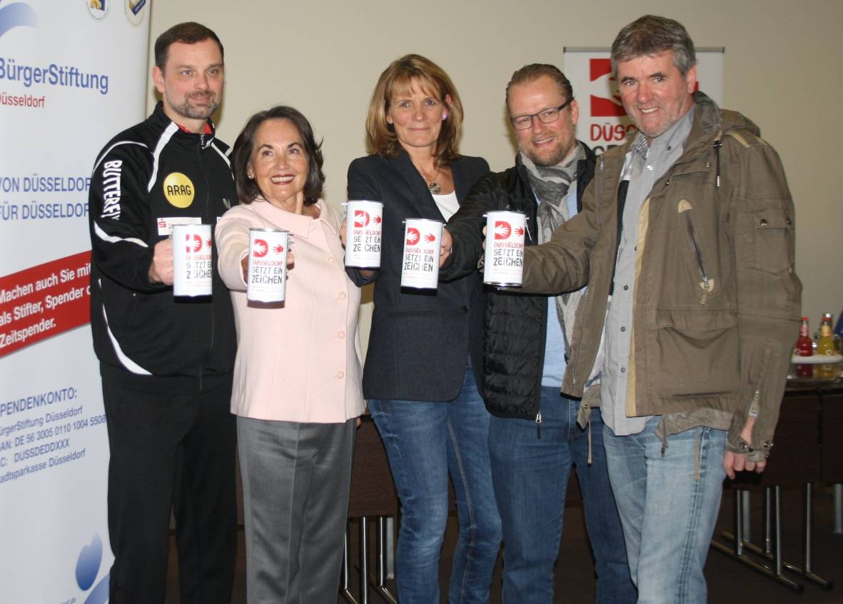  Danny Heister (Borussia), Suzanne Oetker von Franquet und Sabine Tüllmann von der Bürgerstiftung, Christof Kreutzer (DEG) und Friedhelm Funkel (Fortuna, v.l.) setzen ein Zeichen! 