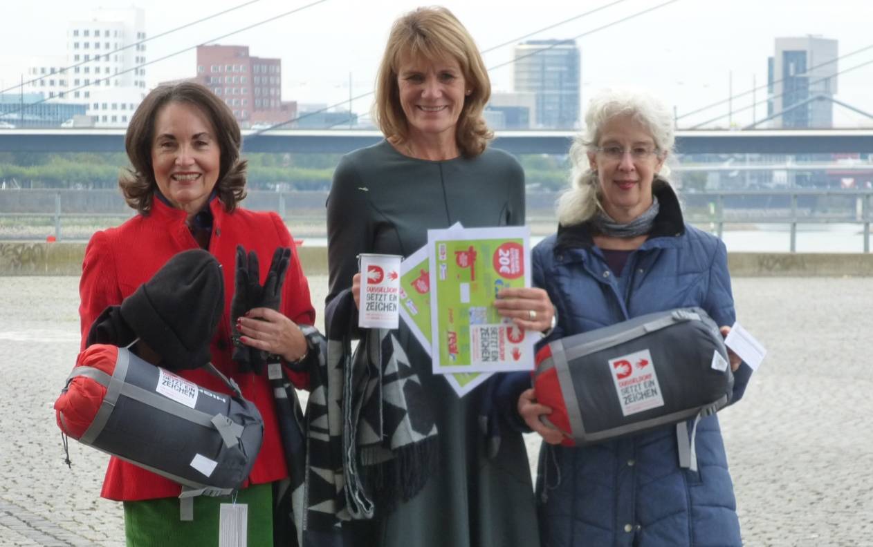  Mit Mützen, Handschuhen und Schlafsäcken tatkräftige Hilfe für Menschen auf der Straße leisten - auch das ist die Bürgerstiftung Düsseldorf. Suzanne Oetker von Franquet (li.) und Sabine Tüllmann wollen wieder ein Zeichen setzen. Marion Gather (re.) von der Altstadt-Armenküche freut sich über Unterstützung für obdachlose Menschen. 