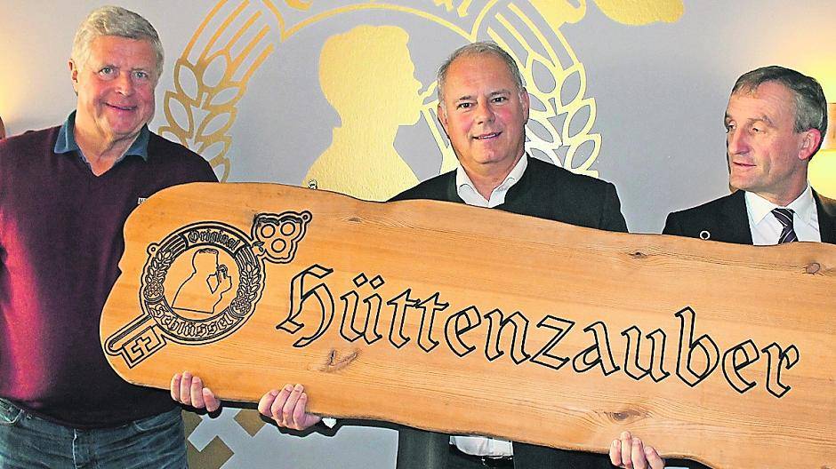  Karl-Heinz Gatzweiler, Geschäftsführender Gesellschafter der Brauerei Schlüssel, Schüssel-Hüttenzauber Betreiber Titus Jacobs und Oberbürgermeister Thomas Geisel (v.l.). 