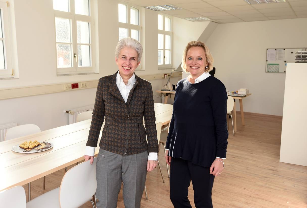  „Wir freuen uns auf Besucherinnen und Besucher“, sagen Dr. Marie-Agnes Strack-Zimmermann (li.) und Dr. Christine Rachner im neuen Wahlkreisbüro in der Altstadt.  