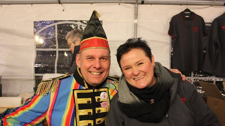 Farbenfroher Präsident: Stefan Pitzer mit seiner Frau...