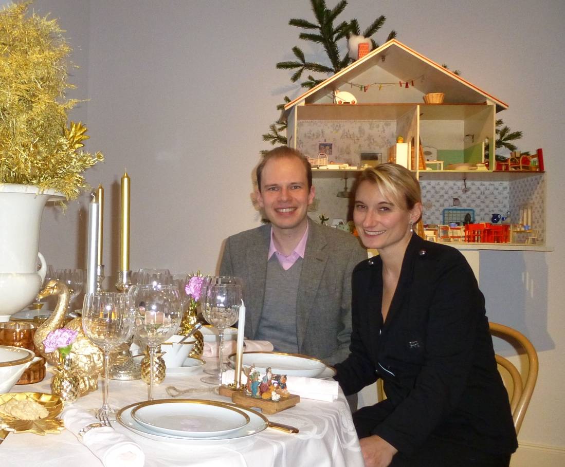  Wilko Beckmann und Dr. Daniela Antonin vor einer besonders festlich dekorierten Tafel. 