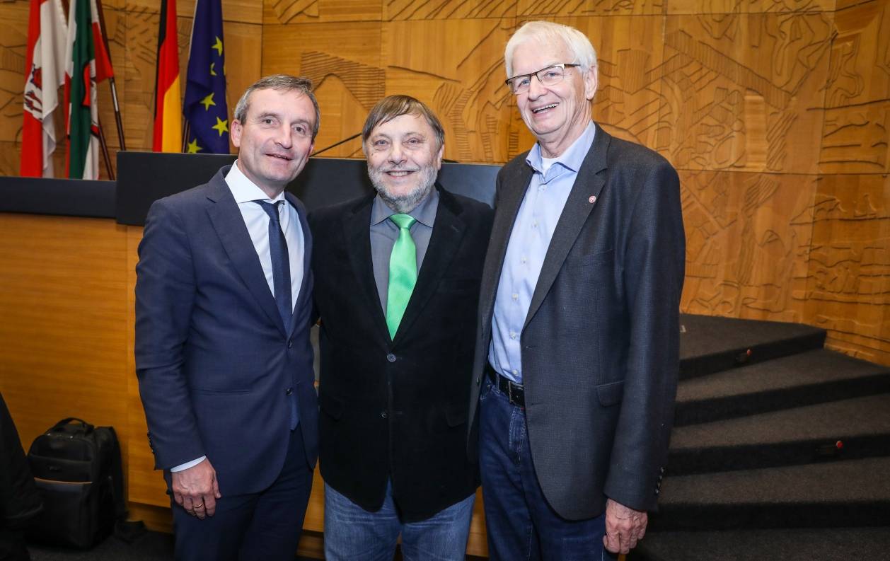  Oberbürgermeister Thomas Geisel, der neue Bürgermeister Wolfgang Scheffler und Günter Karen-Jungen. 