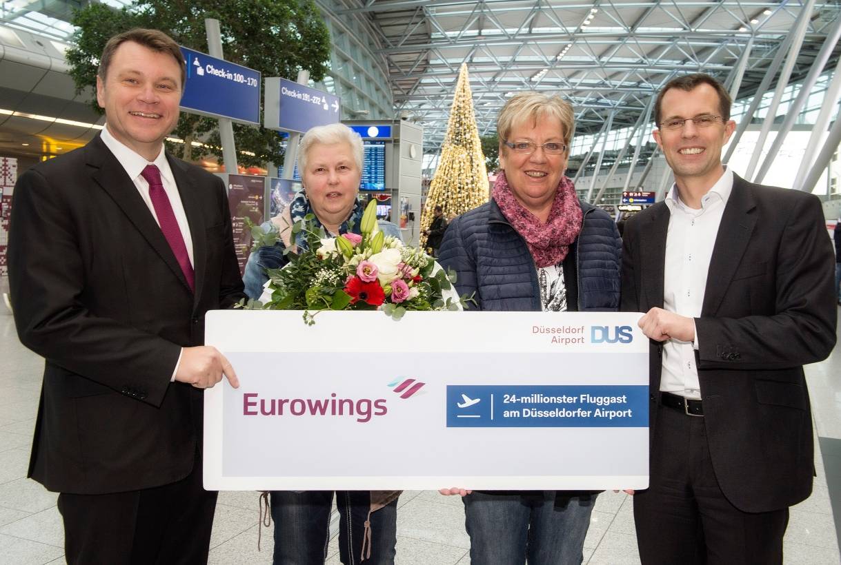  Thomas Schnalke, Sprecher der Geschäftsführung des Düsseldorfer Airports, Jubiläumsgast Roswitha Wittstock und ihre Freundin Gerda Bastke, Dr. Jörg Beißel, Geschäftsführer von Eurowings. 