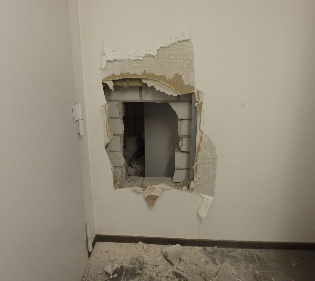  Dieses Loch stemmten die Täter in die Wand, um in das Brillengeschäft zu kommen.  