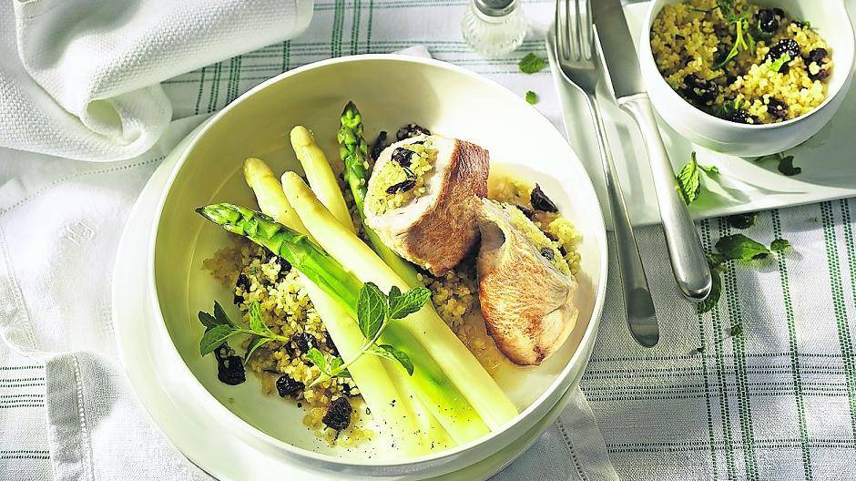  Putenschnitzel an zweierlei Spargel: Die Kombination von zartem Hähnchenfleisch mit Spargel ist lecker und ideal im Rahmen einer ausgewogenen Ernährung. 