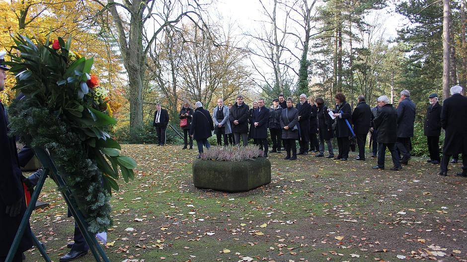 Alle Opfer nicht vergessen Volkstrauer auf dem Waldfriedhof: Appell gegen Krieg