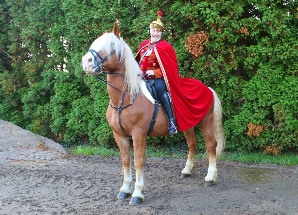 Sankt Martin reitet wieder durch die Stadt