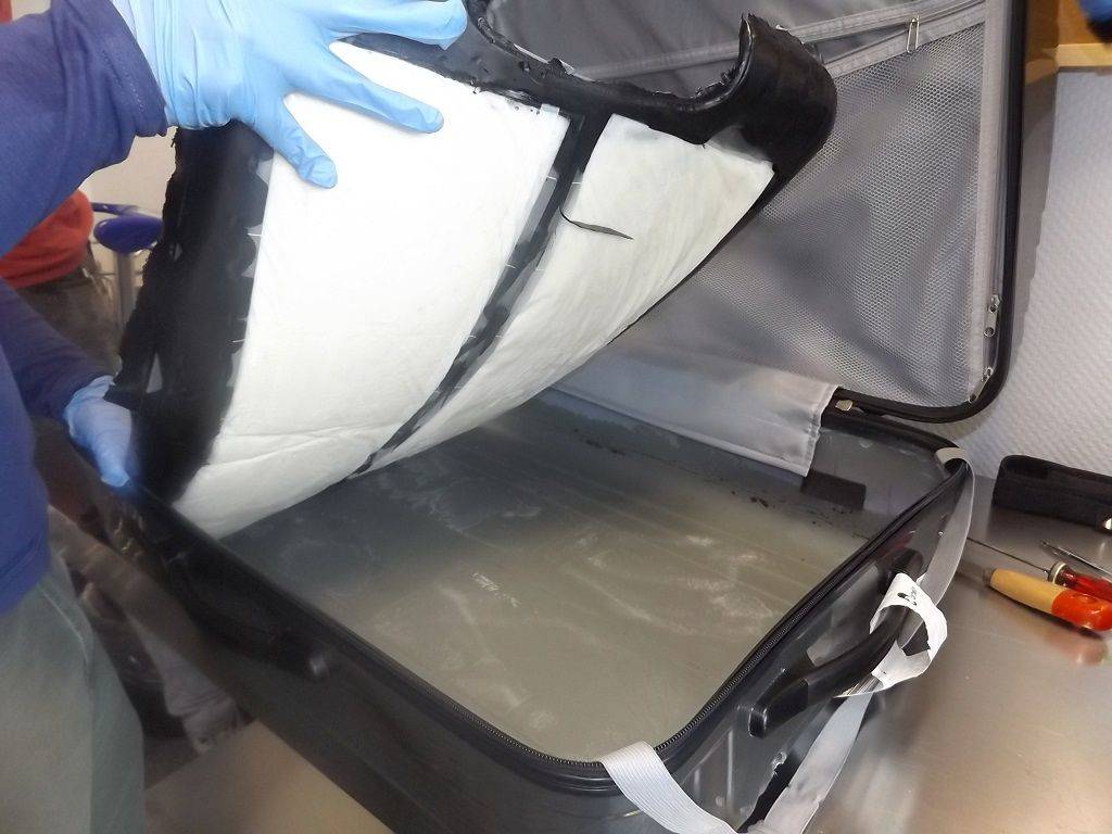  Die Zöllner fanden knapp 2,6 Kilogramm Kokain im doppelten Boden des Hartschalenkoffers der Frau. 