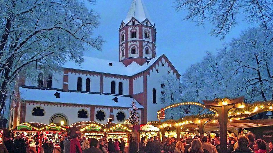  Einer der romantischsten Orte für einen Weihnachtsmarkt in Düsseldorf überhaupt: Der Gerricusplatz am Fuß der mittelalterlichen Basilika St. Margareta im Herzen Gerresheims. 