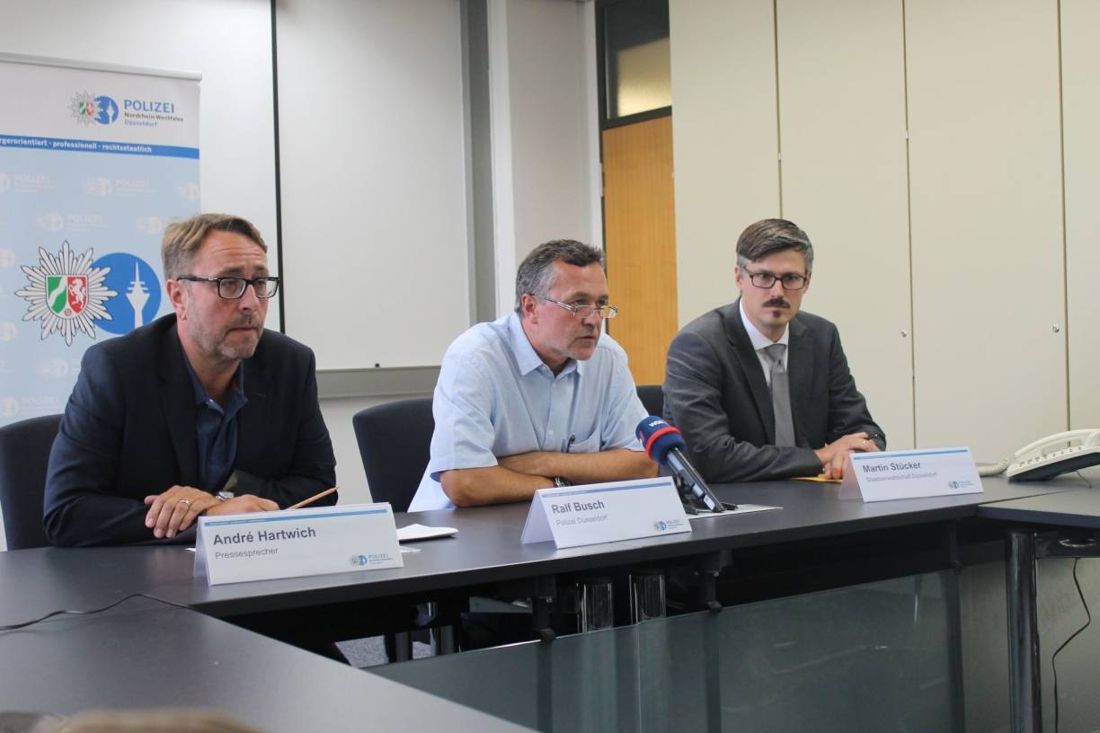  Polizei-Pressesprecher André Hartwich (v.l), leitender Kommissar Ralf Busch und Staatsanwalt Martin Stücker bei der Pressekonferenz. 