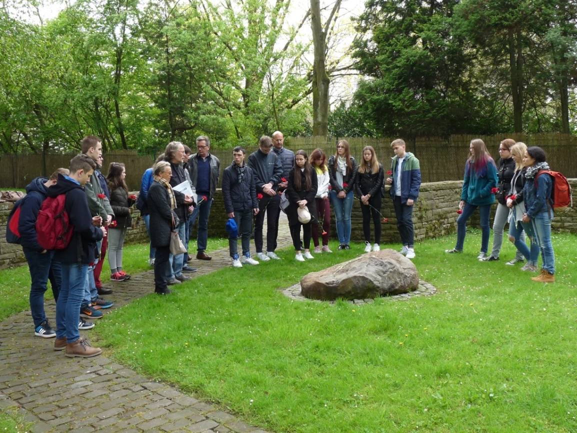  Gedenken auf dem Friedhof. Sowjetische Überlebende des 2. Weltkrieges hatten ihn zur Erinnerung an die faschistischen Gräuel und Verbrechen errichtet. Die Schüler setzen sich dafür ein, dass dies nie wieder passieren möge. 