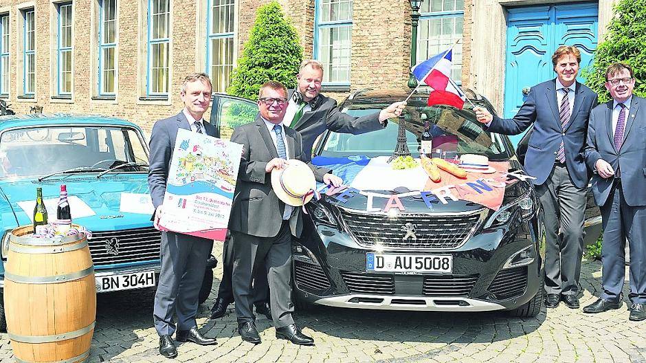 Erneut sind Blau, Weiß und Rot die dominierenden Farben rund um das Rathaus! OB Thomas Geisel, DD-Vorstand Boris Neisser, die Sponsoren Heiner Imdahl, PSD Bank, und Dr. Klaus Gutberlet, Autohaus Ulmen, sowie Vincent Muller, französischer Generalkonsul (v. l.), freuen sich auf das Frankreichfest am kommenden Wochenende. 