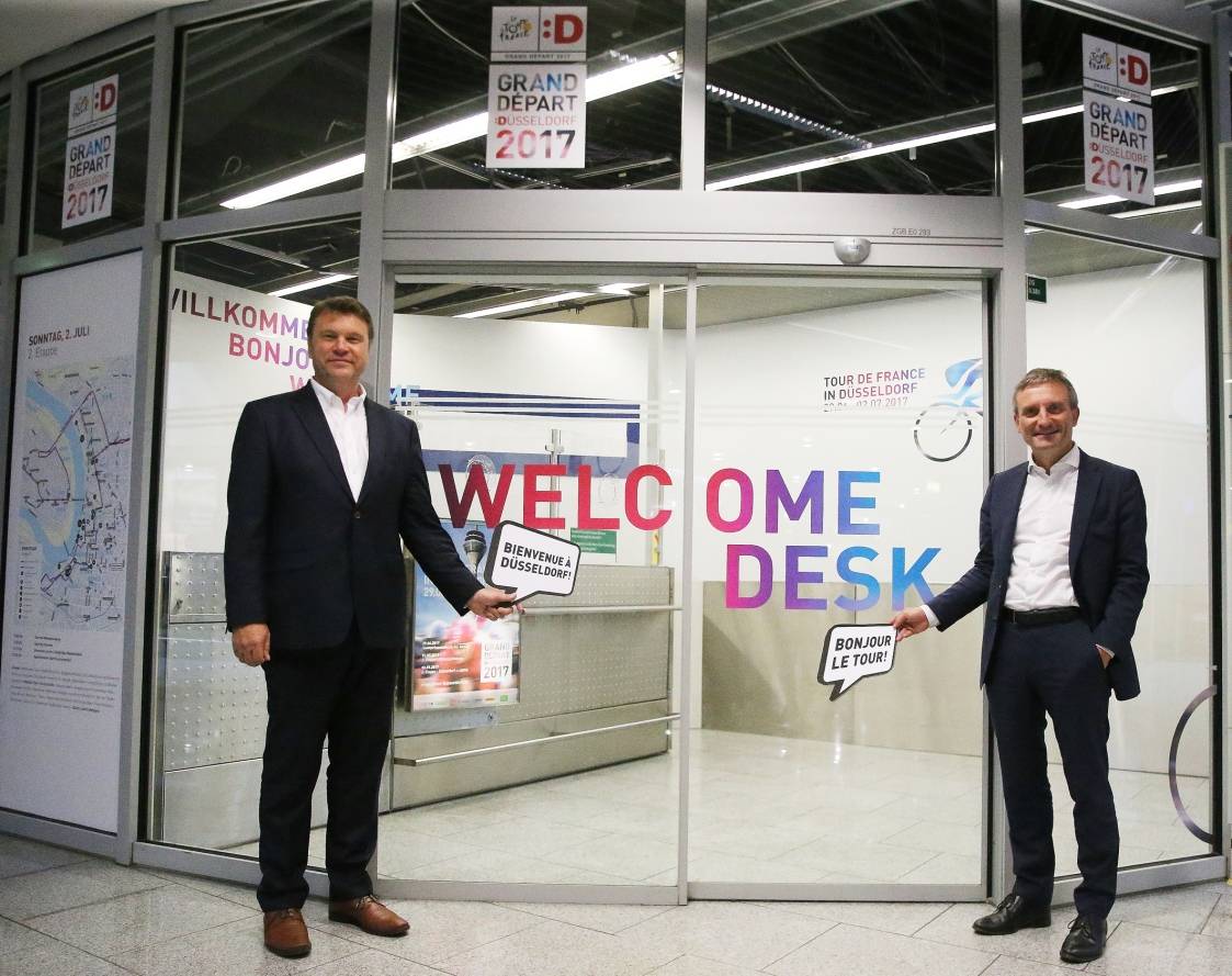 Tour de France-Fans werden am Flughafen begrüßt