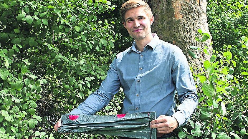  Kriminalkommissar Jens Küper an der Stelle im Zoopark, wo die die Diebe die gestohlenen Autoteile versteckten. 