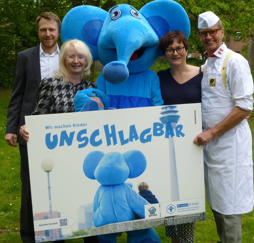  Setzen sich gemeinsam für Kinderrechte und gewaltfreie Erziehung ein (v. li.): Werber Markus Kryschak, Prof. Dr. Susanne Schweitzer-Krantz, der blaue Elefant, Bettina Erlbruch, Geschäftsführerin des Düsseldorfer Kinderschutzbundes, und Bäckermeister Josef Hinkel. 