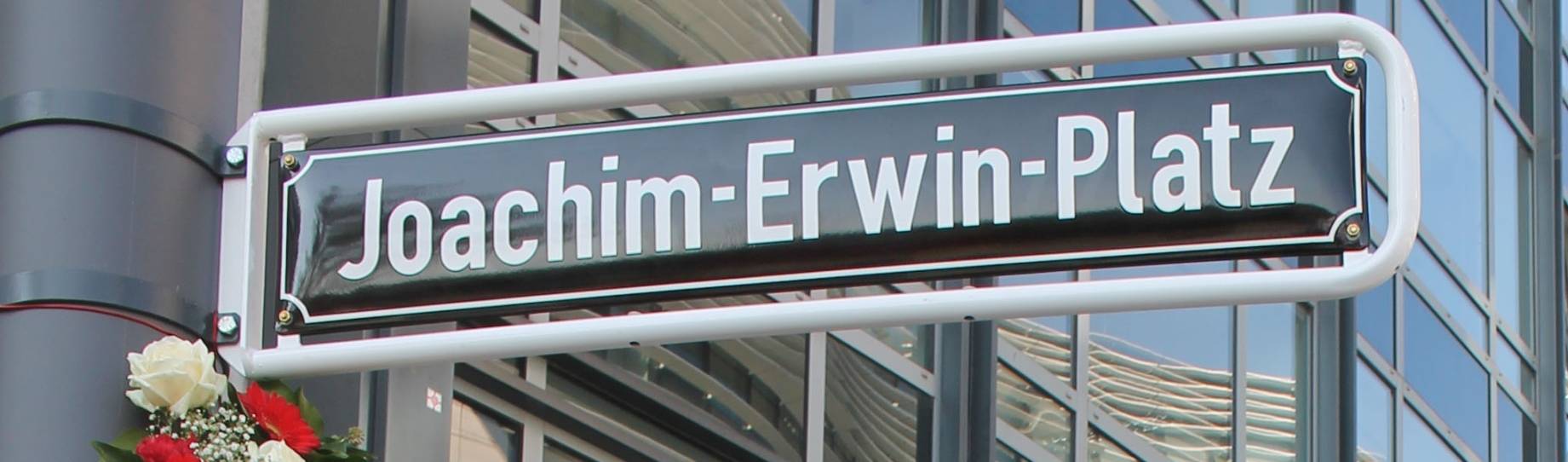  Düsseldorf hat jetzt am Kö-Bogen den Joachim-Erwin-Platz. Damit ehrt die Stadt den 2008 verstorbenen Oberbürgermeister. 