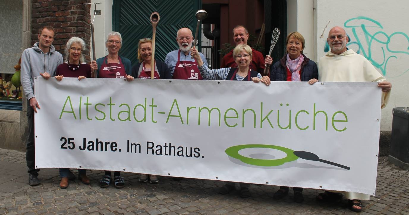  Das Team der Altstadt-Armenküche: Holger Kirchhöfer, Marion Gather, Johanna Lochner, Swantje Poschmann, Hubert Doods, Christian Piel-Bruch, Inge Dreier, Eva Ziob und Pater Wolfgang (v.l.).  