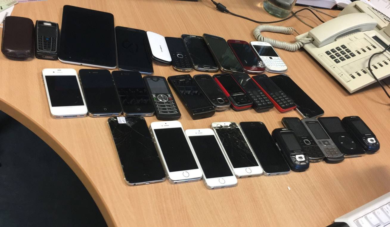  Diese Handys fanden die Beamten bei der Durchsuchung der Wohnung des Mannes.  