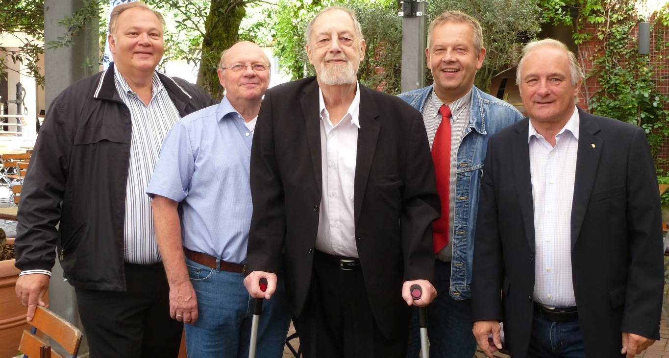  Schreibt seit 50 Jahren übers Düsseldorfer Brauchtum: Wolfgang Berney (Mitte). Für den Vorstand der Mostertpöttches (v. li.) Heinz Hülshoff, Winfried Ketzer, Michael Hermes und Manfred Castor wird es nun Zeit, ihn mit der Klinzing-Plakette zu ehren. 