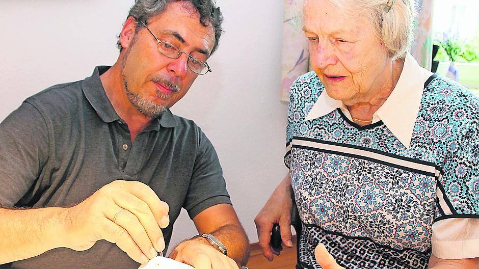  Vertrackt: Dieter Frank sucht den Fehler an Konstanze Bellmanns alter Kaffeemühle. 