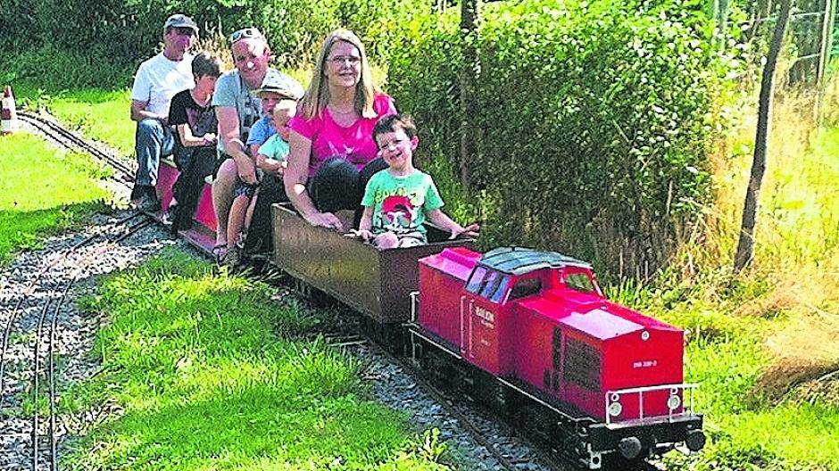  Eine Fahrt mit der Modellbahn ist für Kinder und Erwachsene ein großer Spaß. 
