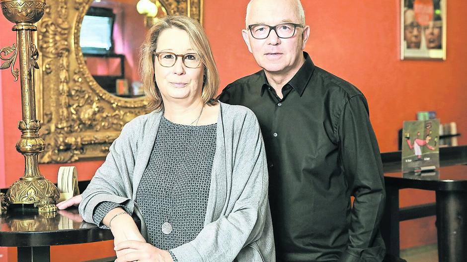  Elke und Kay Lorentz im Foyer des Düsseldorfer Kom(m)ödchens. 