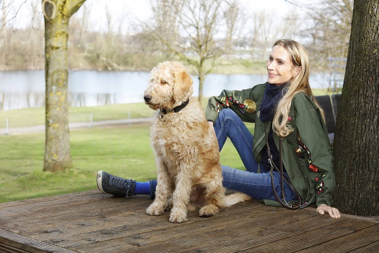  Durchatmen in Lörick: Die Oberkasseler PR- und Kommunikations-Expertin Andrea Kleiner entspannt in Gesellschaft von Hund Barack. Eine Leben ohne Hund? "Unmöglich!" 