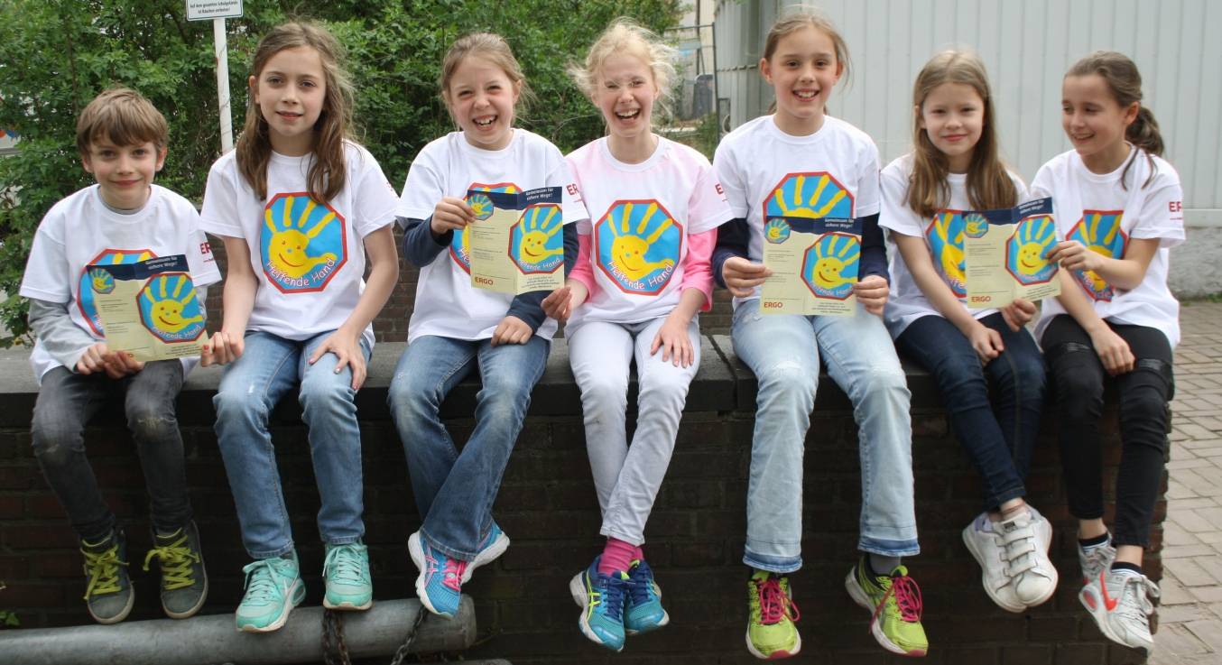  Die Grundschüler Neo (v.l.), Linn, Laura, Carlotta, Emma, Clara und May finden die Initiative „Helfende Hand“ klasse. Dank der Aufkleber wissen sie, wo sie in Notfällen Hilfe bekommen können. 