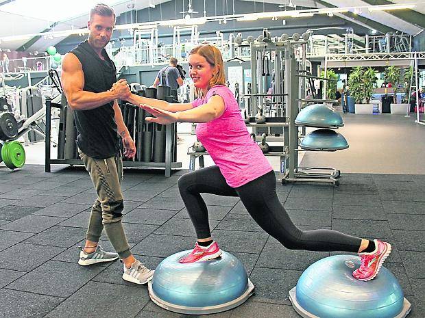  Stephanie Tonn aus Gerresheim freut sich über die Trainingsstunde mit Personal-Trainer Dany Petric. 