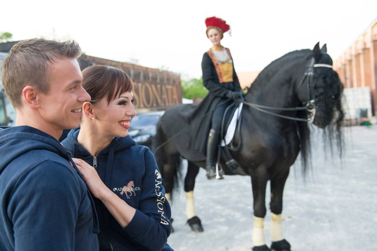  Olena und Michal Maciejewski lernten sich bei einem Apassionata-Casting in Düsseldorf kennen und lieben. Seitdem wohnen die beiden in der Landeshauptstadt und sind verheiratet. 