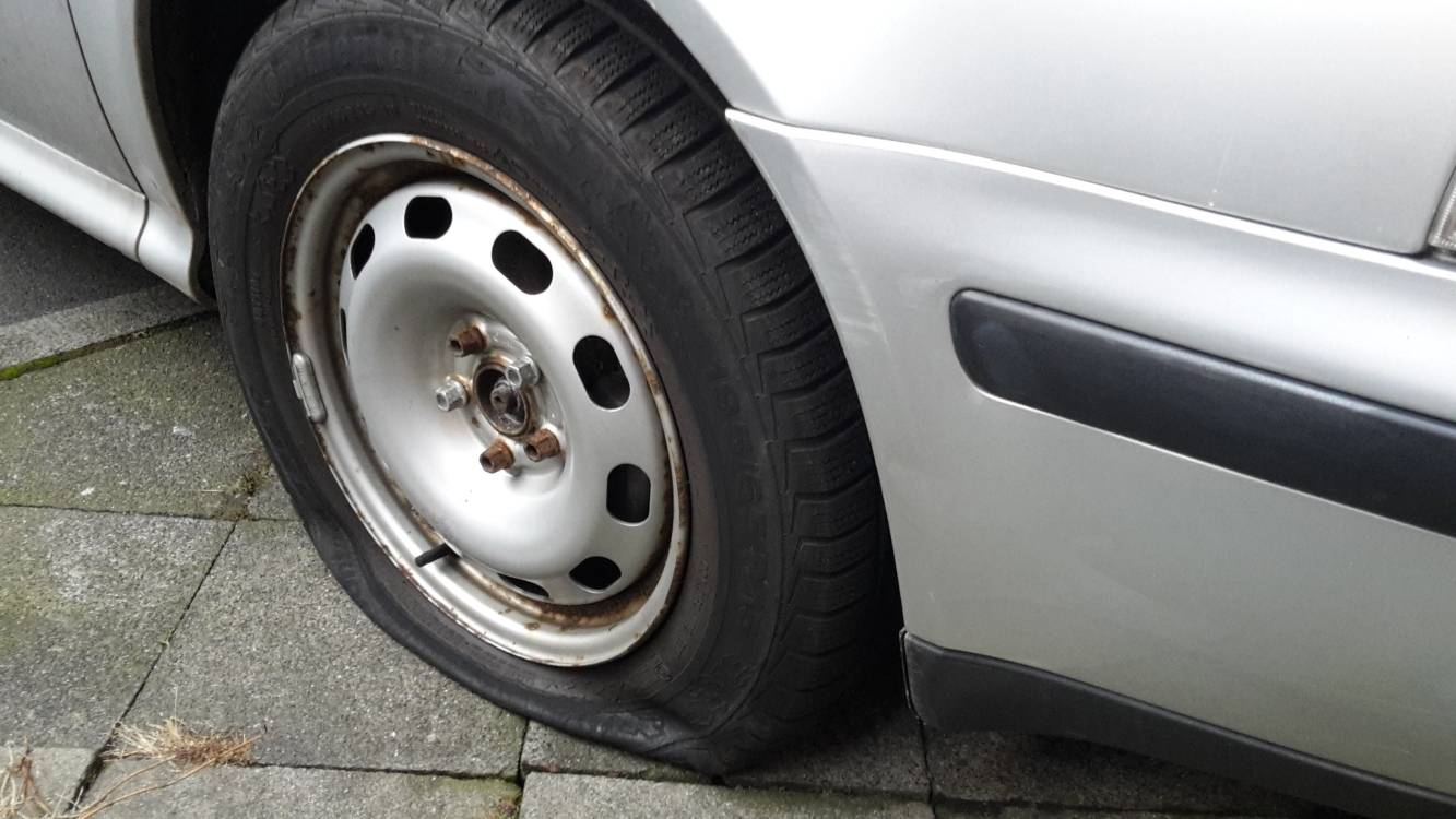 Unbekannter Reifenstecher in Flingern unterwegs