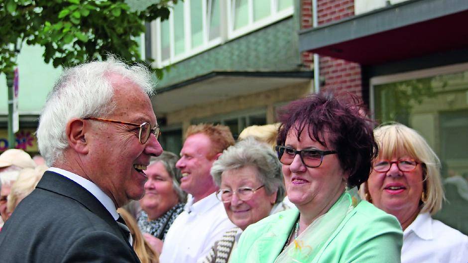  Enger Kontakt zu seiner Gemeinde - das war Karl-Heinz Sülzenfuß wichtig, wie hier an einem Schützen-Sonntag am Kölner Tor.  