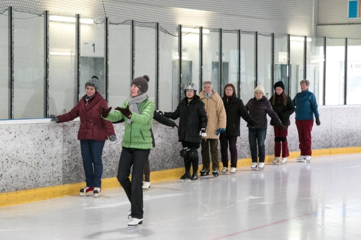  Eislaufen verhilft insbesondere älteren Menschen zu einer verbesserten Lebensqualität, denn Körper und Geist werden angesprochen, Motivation und Freude an sportlicher Betätigung gesteigert. 