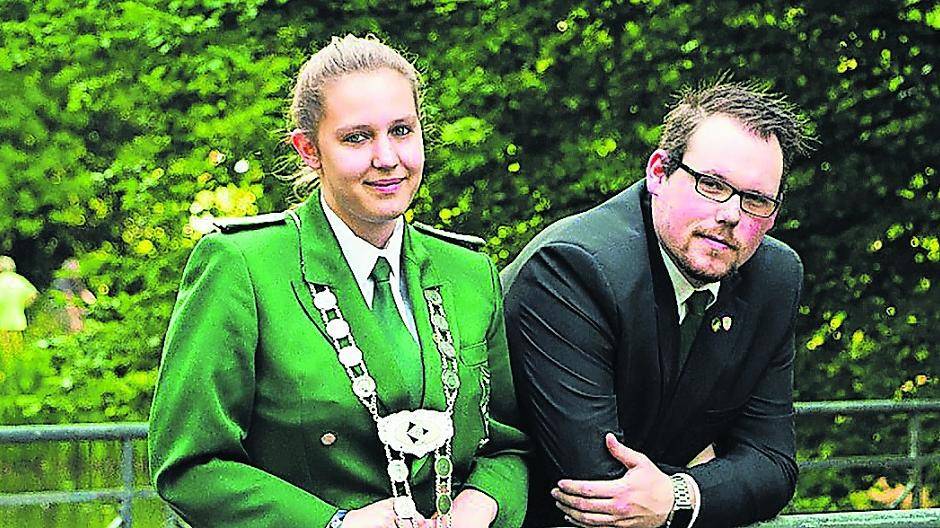  Das Regiments-Jungschützenkönigspaar Julia Blüml und Sebastian Steinback. Beide gehören zur Gesellschaft Tambour Corps 1912. 