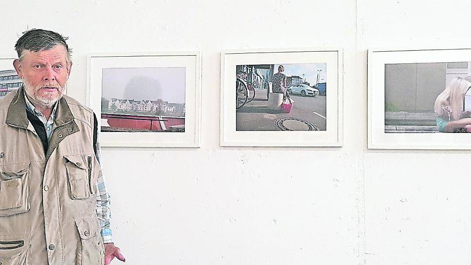  Fotograf Peter vor seinen eigenen Bildern. 