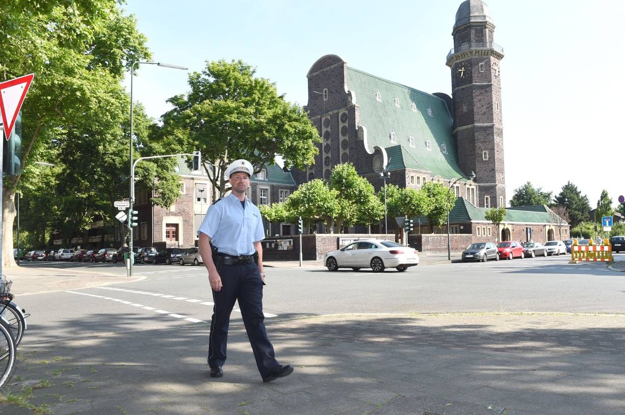  Polizeihauptkommissar Enno Schüler ist in Oberkassel überwiegend zu Fuß unterwegs. So ist er für die Bürger immer ansprechbar.  