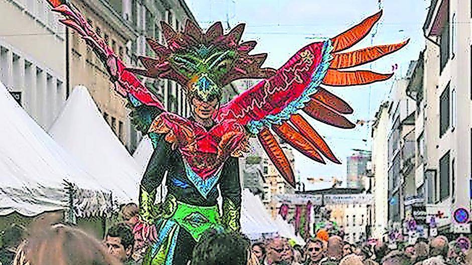  Das „Hohe Straße Fest“ lockt jedes Mal viele Besucher in die Carlstadt. Besonders die großen und bunt kostümierten Stelzenläufer ziehen die Blicke der Besucher auf sich. 