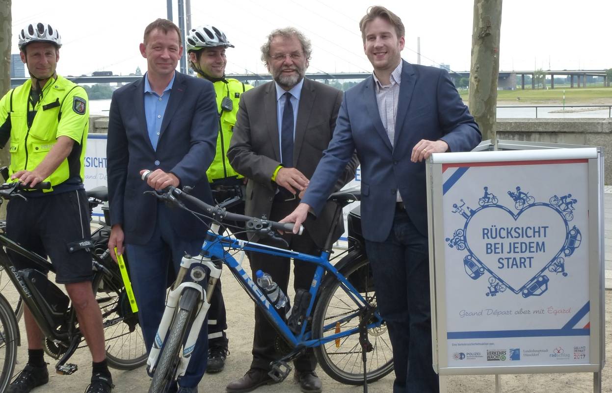  Setzen ab sofort auf positive Verstärkung bei Düsseldorfs Fahrradfahrern: Stadtdirektor Burkhard Hintzsche, Polizeipräsident Norbert Wesseler und Simon Höhner, Geschäftsführer der Verkehrswacht. 