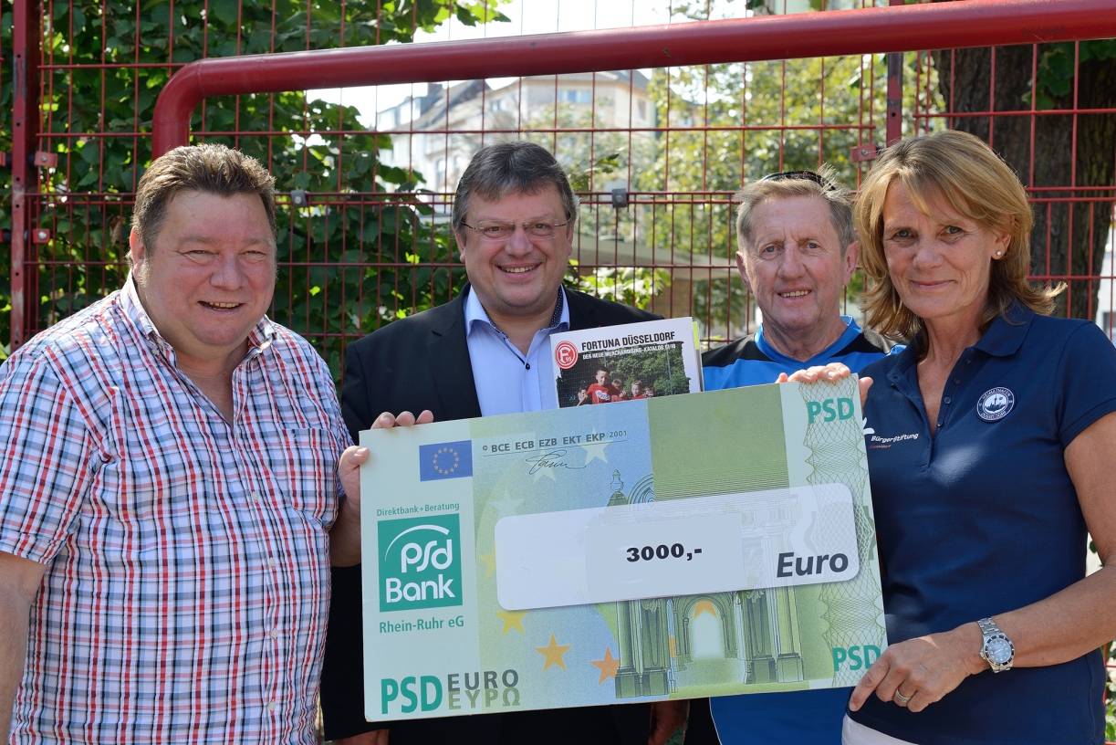  Übergabe des 3000 Euro-Schecks (v. li.): Günter Sichelschmidt, Adreas Rimkus, Gerd Zewe und Sabine Tüllmann.  