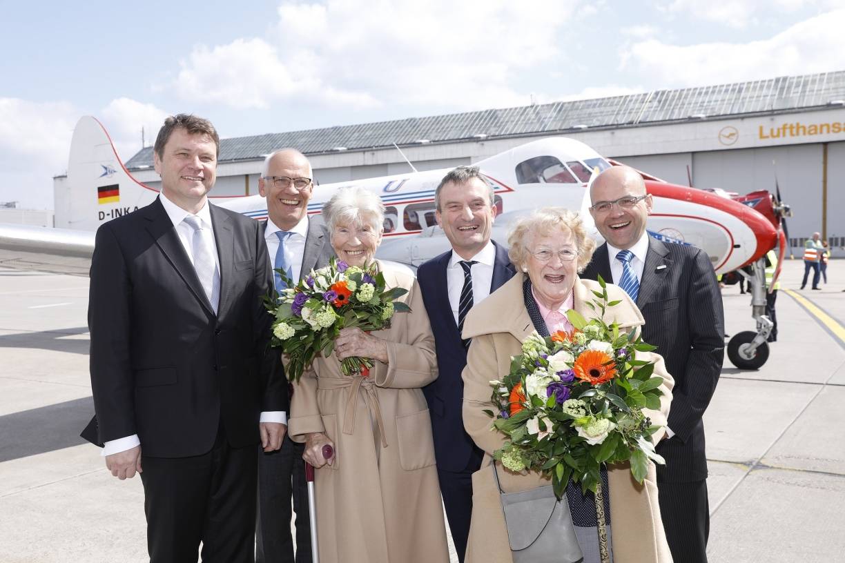  Geburtstagsfeier mit Zeitzeugen: Die beiden Damen sind ebenfalls Jahrgang 1927. Von links: Thomas Schnalke (Sprecher der Geschäftsführung Düsseldorf Airport), Michael Hanné (Geschäftsführer Düsseldorf Airport), Hildegard Mogdanz, Thomas Geisel (Oberbürgermeister der Stadt Düsseldorf und Aufsichtsratsvorsitzender Düsseldorf Airport), Annelore Pasternak und Dr. Martin Kirchner-Anzinger (Geschäftsführer Düsseldorf Airport). 