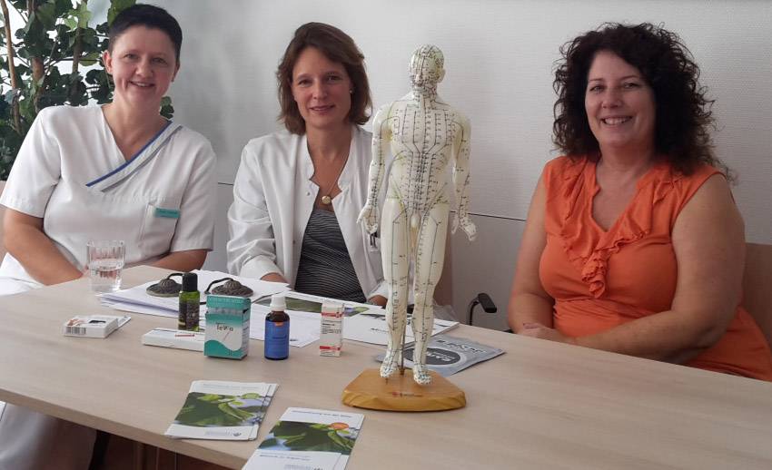  Schwester Dagmar Ungelenk (li.), Dr. Beatrice Brücher-Encke und Patientin Ilona Rose berichten im Pressegespräch über Naturheilkunde für Krebspatienten. 