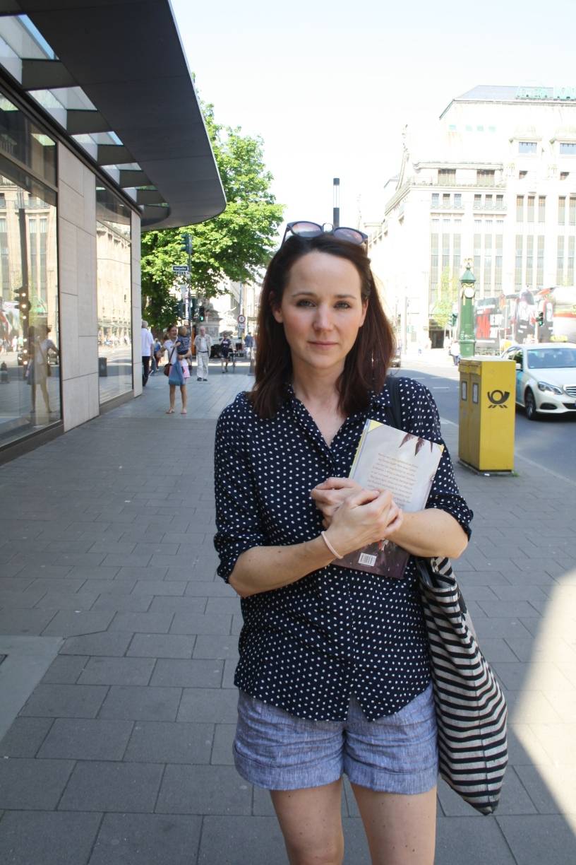  Jana Ritter: „Mein Lieblingsbuch ist Lolita von Vladimir Nabokov. Es geht um einen Mann, der eine verbotene Beziehung mit einer Zwölfjährigen eingeht. Interessant ist wie der Autor an dieses schwere Thema heran geht.“ 