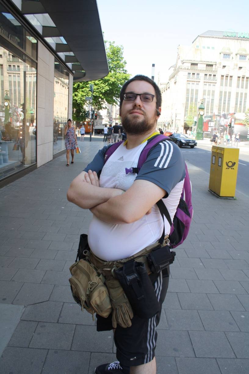  Oli: „Ich liebe die Judge Dredd Comics. Die Geschichte spielt in der Zukunft, die Erde ist fast unbewohnbar und die Menschen leben in Mega-Cities. Wie Dredd dort unermüdlich für Gerechtigkeit sorgt, beeindruckt mich.“ 