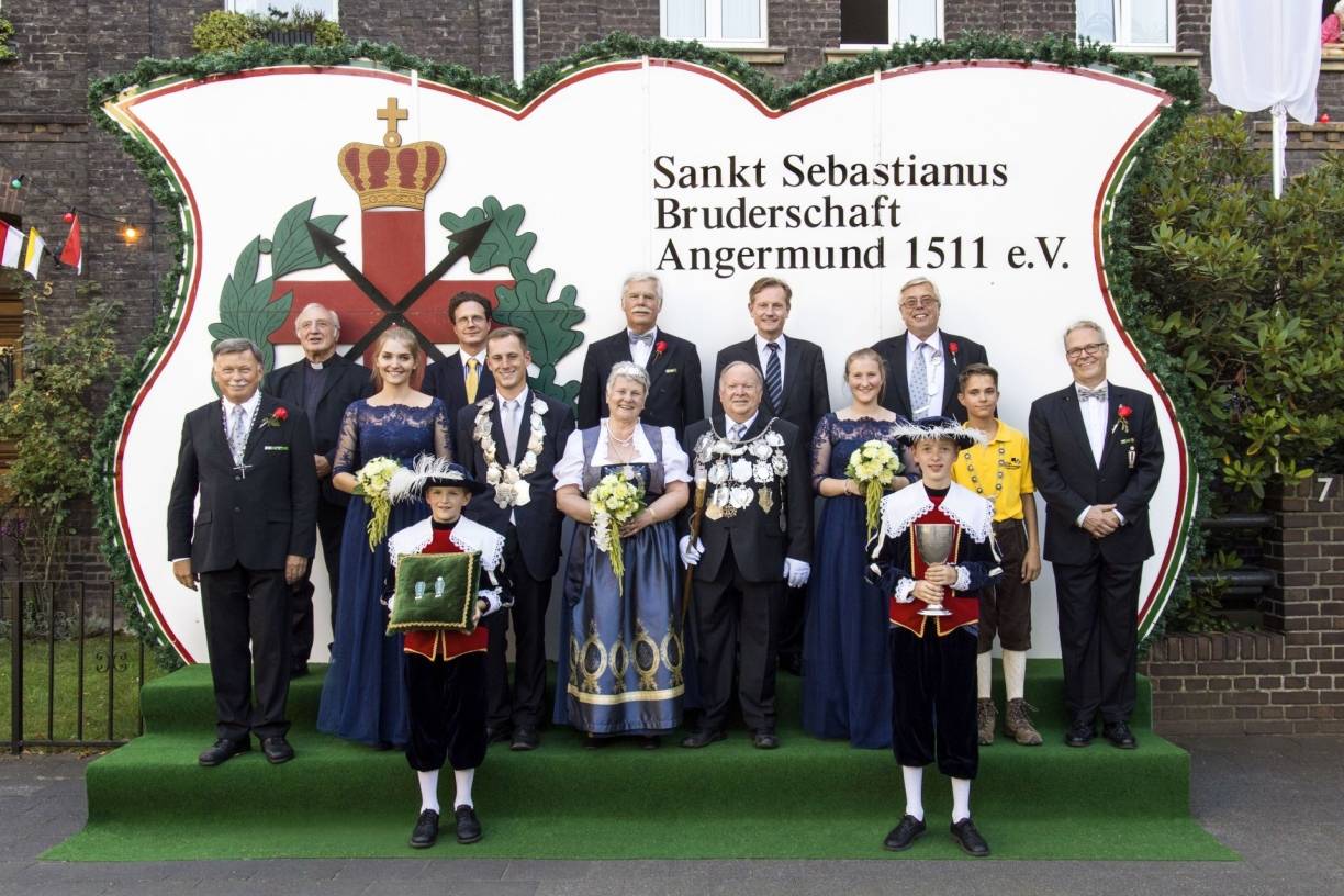  Die Majestäten der Sankt Sebastianus-Schützenbruderschaft Angermund 1511 mit Gefolge. In der Mitte das amtierende Königspaar Gabi und Erwin Hares. 