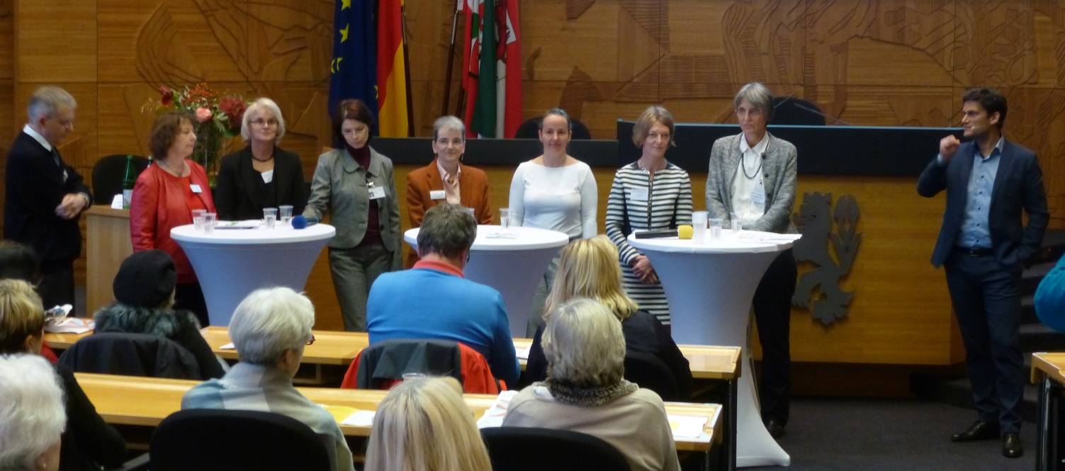  Kabarettist Christian Ehring (re.) moderierte das Podiumsgespräch.  