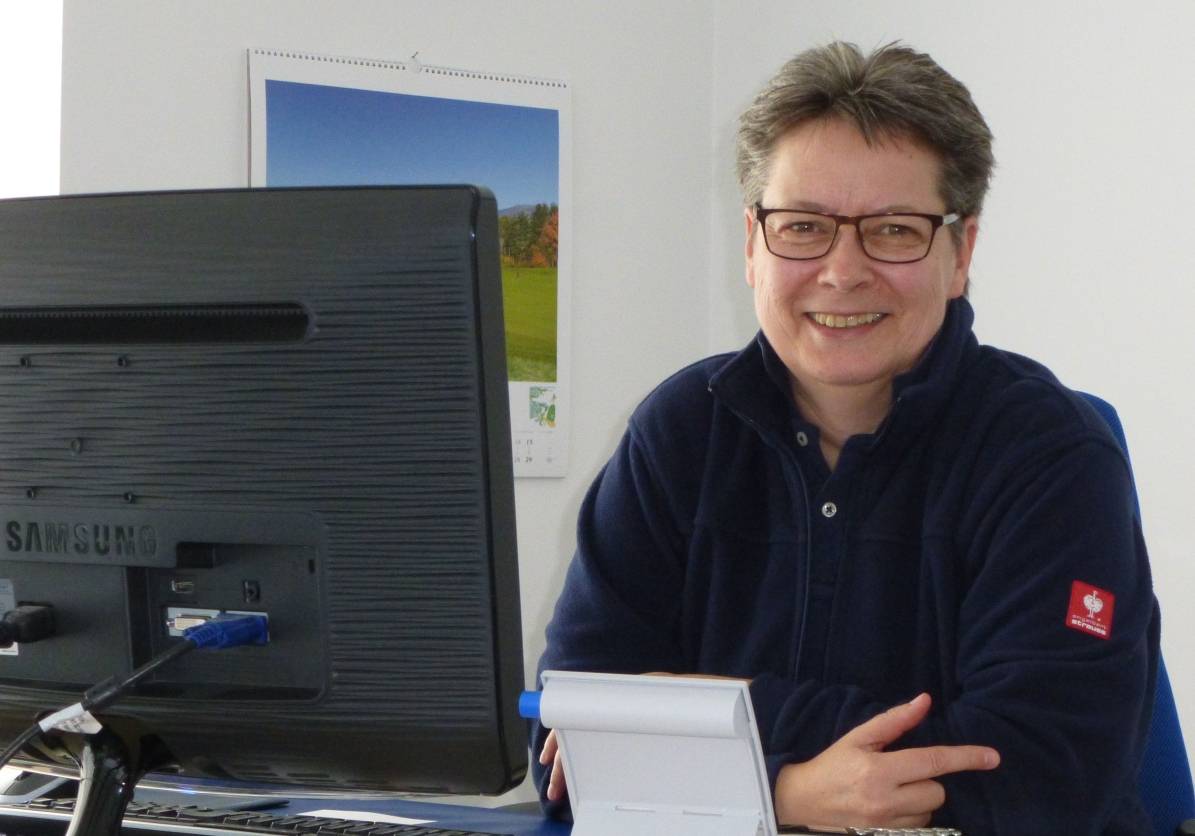  Kerstin Hommel in ihrem Büro. Seit 1987 gibt es ihren Pflegedienst, seit 2006 bieten zusätzlich zur normalen häuslichen Pflege spezialisierte Mitarbeiter auch die ambulante palliative Pflege an. „Für mich ist es immer wichtig, nicht nur den betroffenen, pflegebedürftigen Menschen, sondern auch die Angehörigen in alles einzubeziehen.“ 